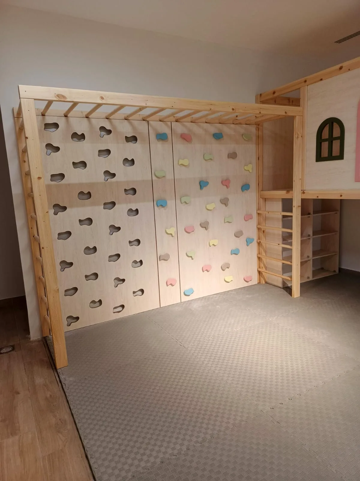 حائط تسلق خشبي مع عقلة (Climbing Wall & Monkey Bars)