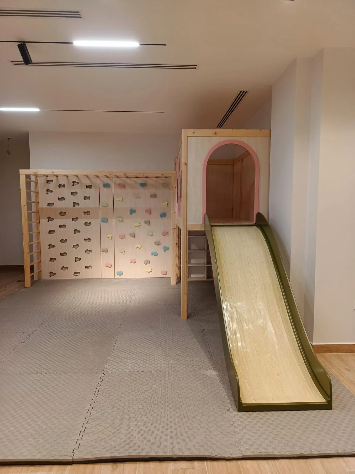 منطقة لعب خشبية (زحليقة + حائط تسلق + عقلة) - Indoor Play Structure