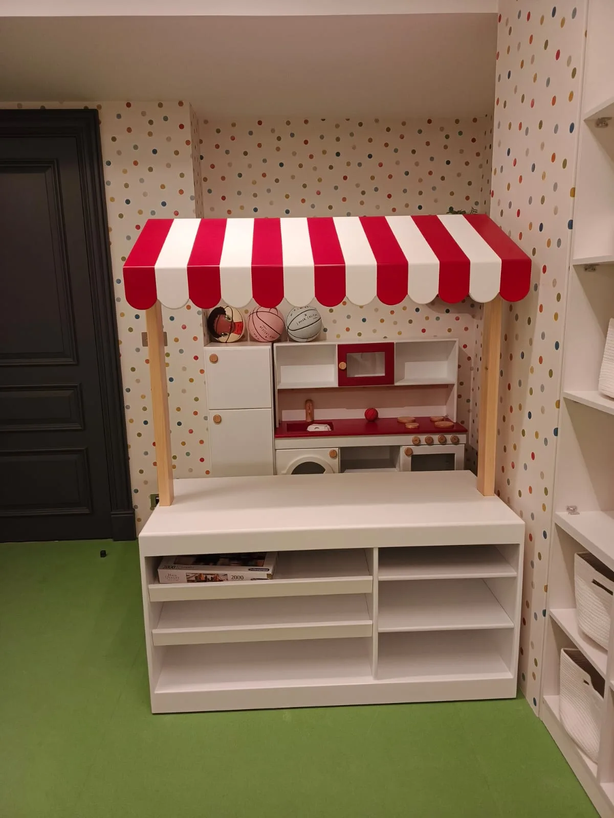 مطبخ لعب مع بسطة سوق (Play Kitchen & Market Stall)