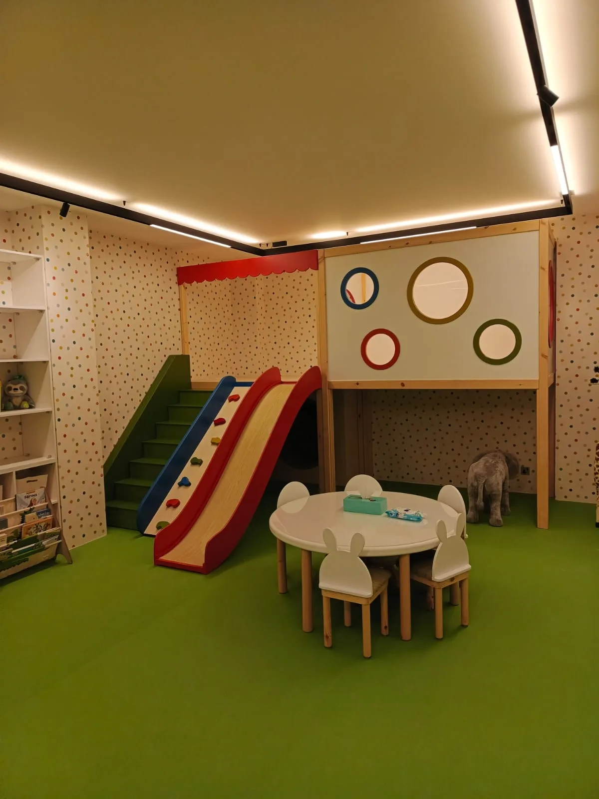 منطقة لعب متكاملة (زحليقة + درج + حائط تسلق + بيت علوي) - Indoor Playroom Set