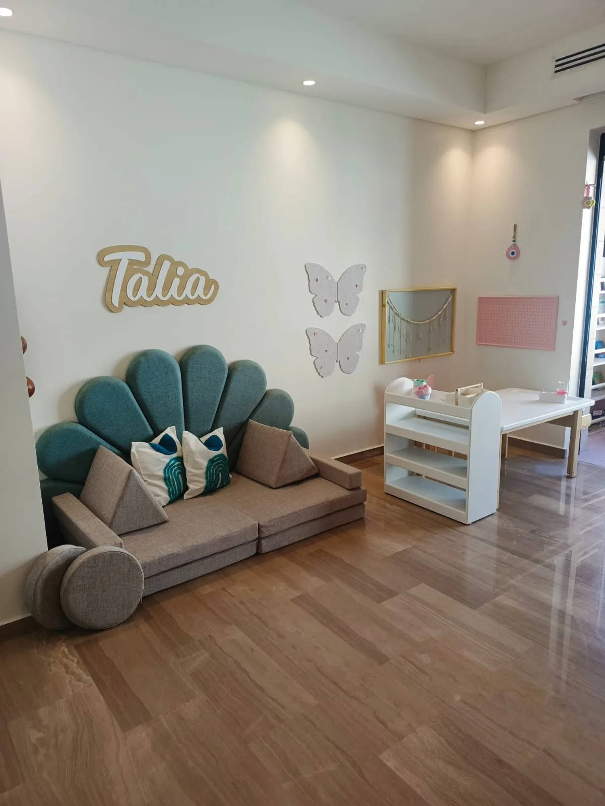 كنبة لعب للأطفال مع ظهر صدفة (Modular Play Couch)