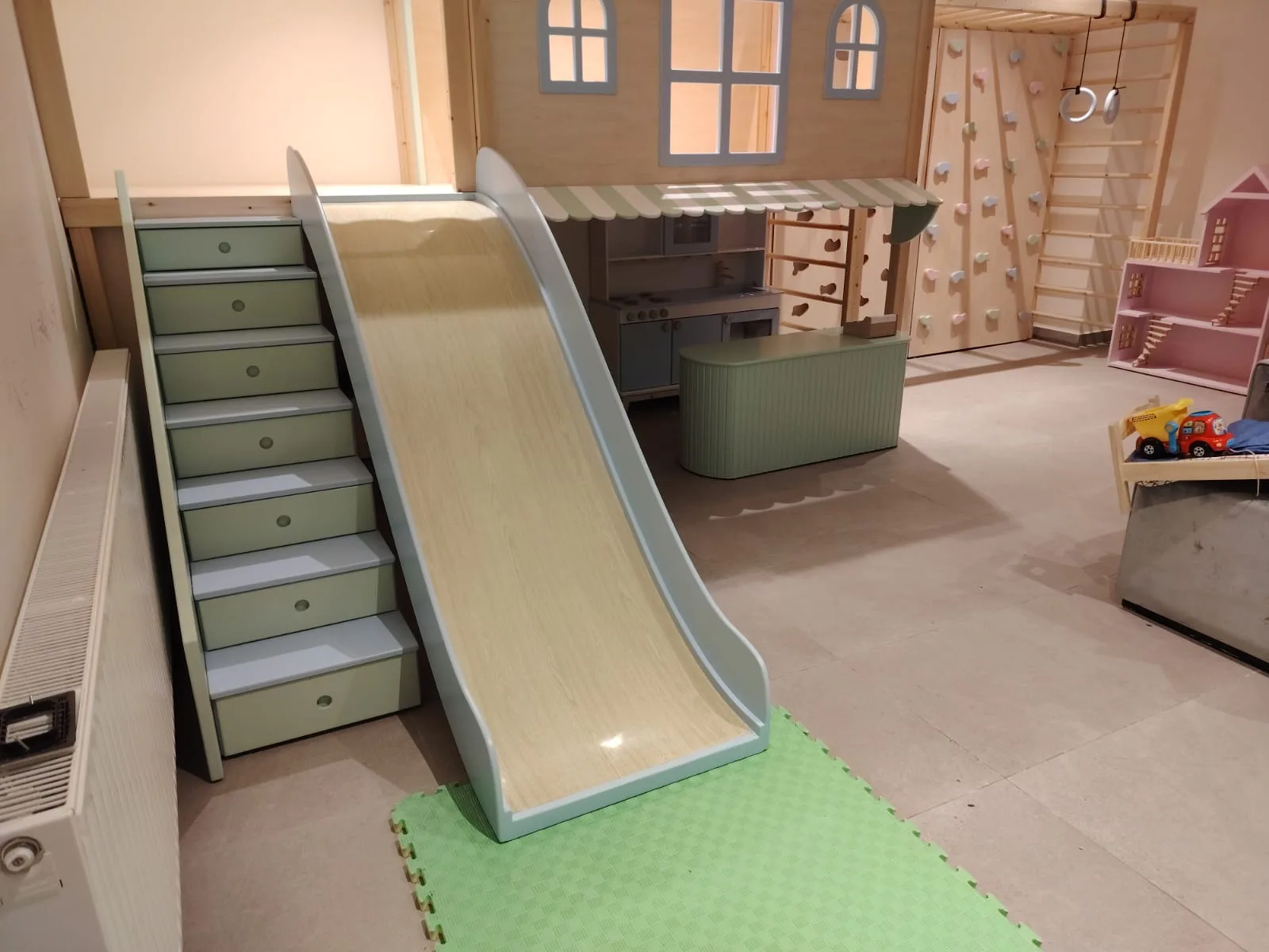 بيت لعب علوي مع زحليقة ودرج تخزين (Loft Playhouse with Slide & Storage Stairs)