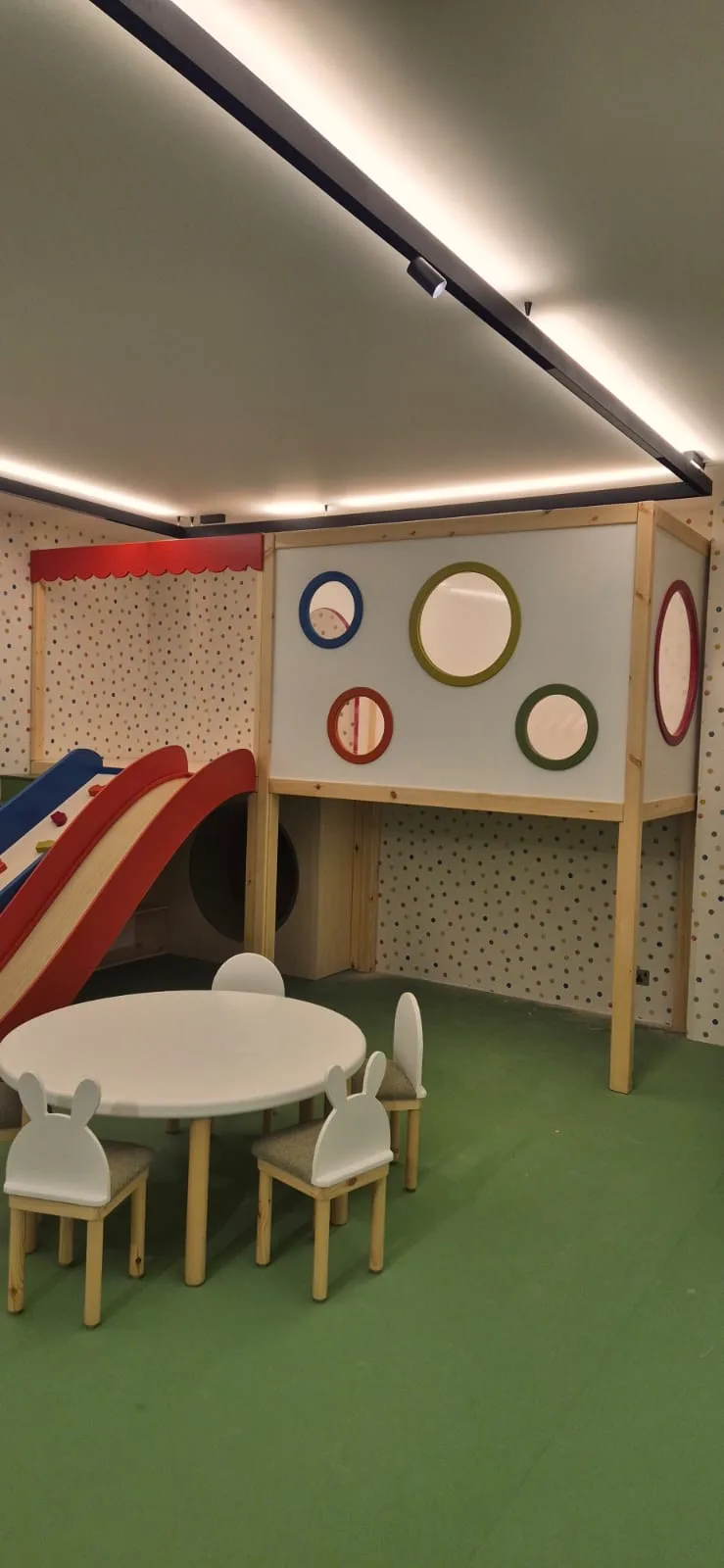 منطقة لعب متكاملة مع زحليقة وبيت علوي (Indoor Playroom Set 2)